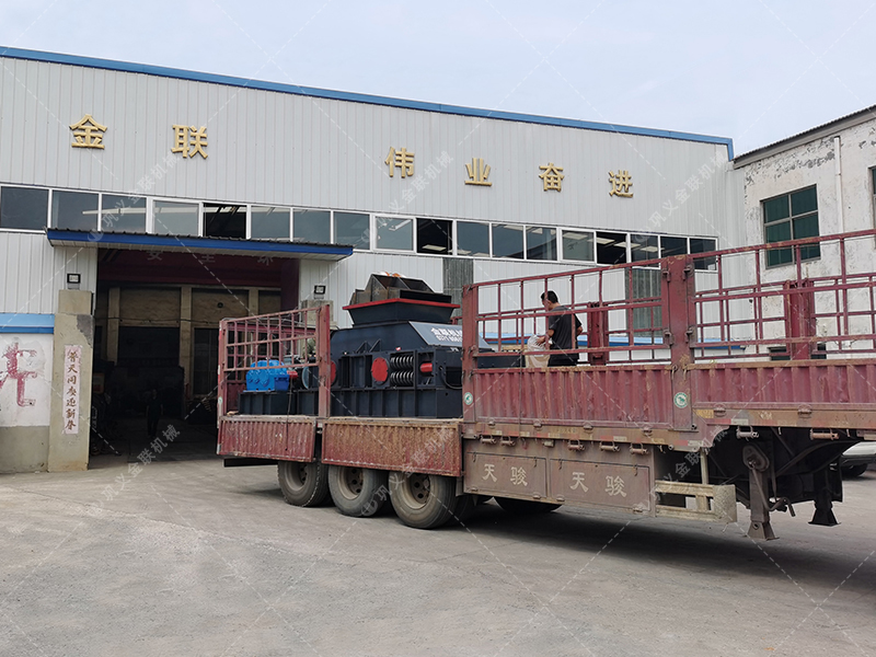 2PG1200x800型對輥制砂機發貨 單臺制砂機發往陜西